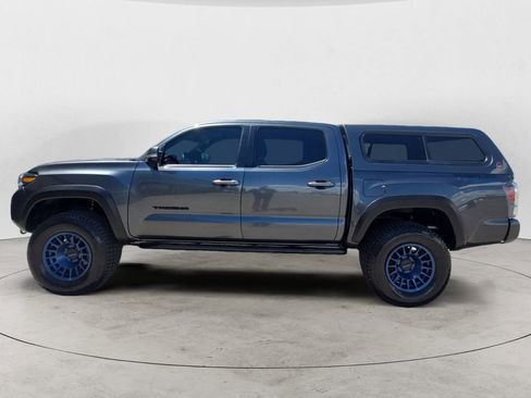 Used 2021 Toyota Tacoma TRD Off-Road w/ TRD Premium Off Road Package AWD/4WD image 2