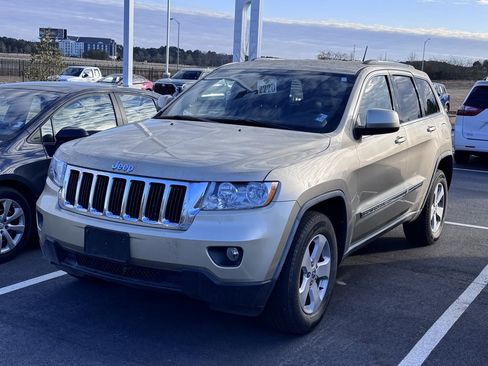 Used 2011 Jeep Grand Cherokee Laredo image 3
