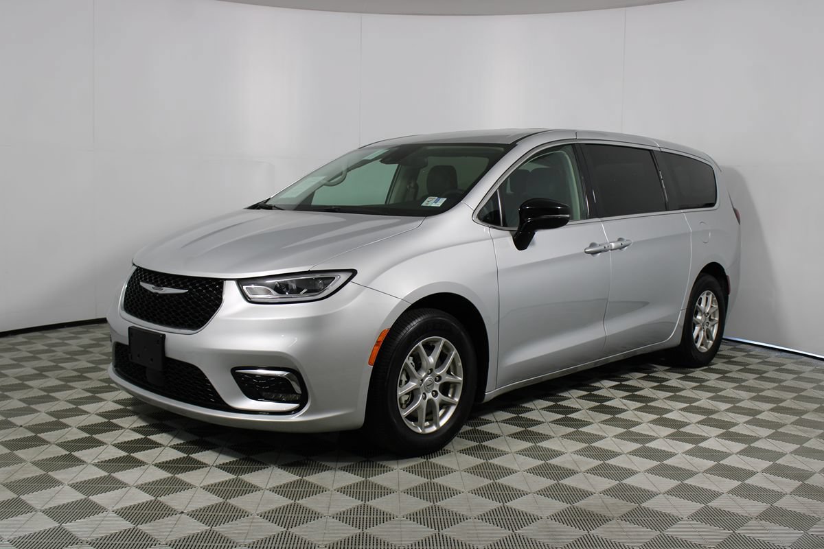 Used 2024 Chrysler Pacifica Touring-L FWD image 3
