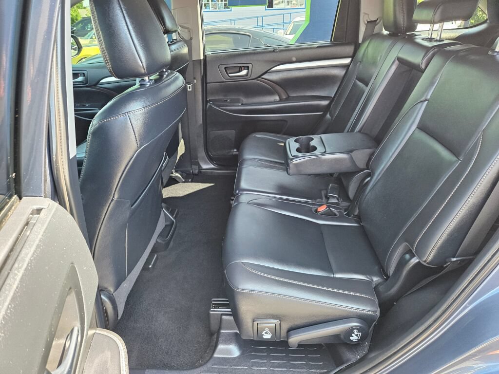 Used 2019 Toyota Highlander XLE AWD/4WD image 14
