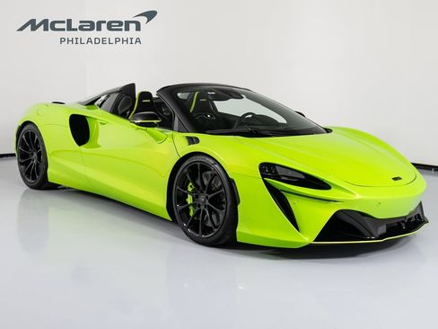 Used 2025 McLaren Artura Spider image 2