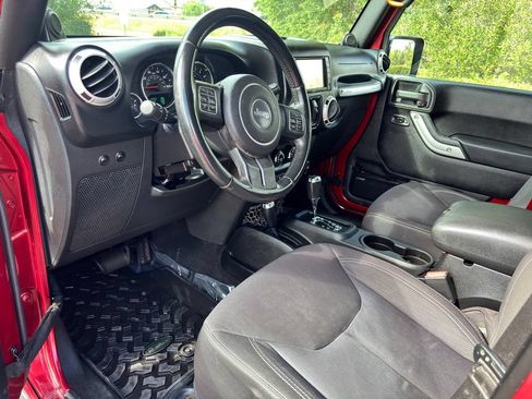 Used 2013 Jeep Wrangler Unlimited Sahara w/ Dual Top Group AWD/4WD image 24