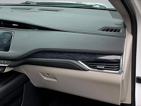 Used 2023 Cadillac XT4 Premium Luxury FWD image 26