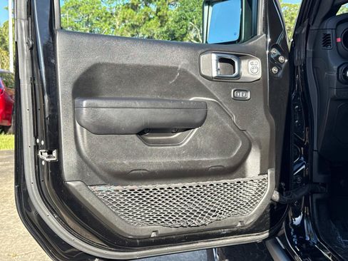 Used 2024 Jeep Wrangler Unlimited Rubicon AWD/4WD image 16