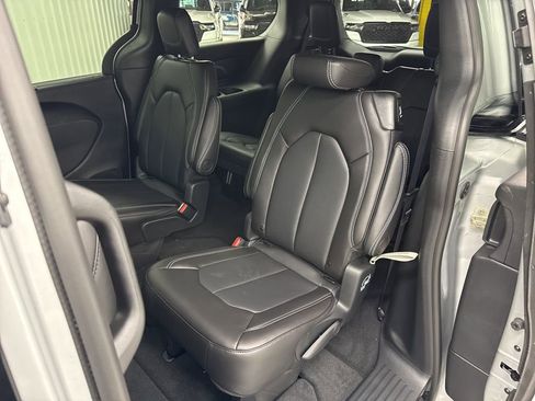 New 2026 Chrysler Pacifica Select image 13
