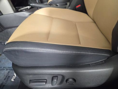 Used 2018 Toyota RAV4 Limited FWD image 10