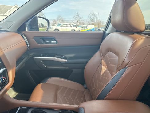 Used 2022 Nissan Pathfinder Platinum image 10