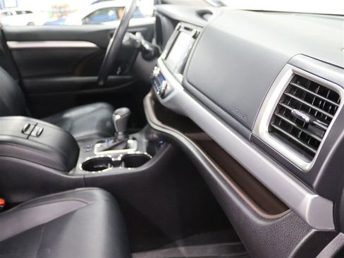 Used 2018 Toyota Highlander XLE AWD/4WD image 33