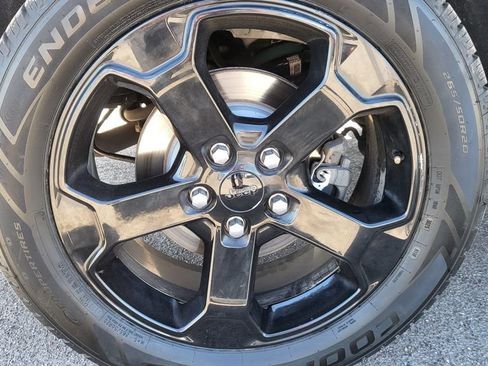 Used 2019 Jeep Grand Cherokee Laredo AWD/4WD image 17
