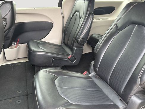 Used 2024 Chrysler Pacifica Touring-L FWD image 19