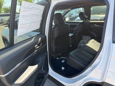 New 2026 Jeep Grand Cherokee Limited w/ Luxury Tech Group II AWD/4WD image 11