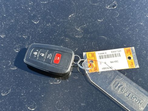 Used 2021 Toyota RAV4 XLE image 36