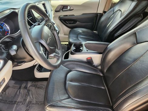 Used 2022 Chrysler Pacifica Touring-L w/ Uconnect Theater Family Group image 3