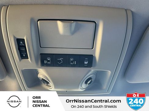 Used 2015 Chrysler Town & Country Limited Platinum image 28