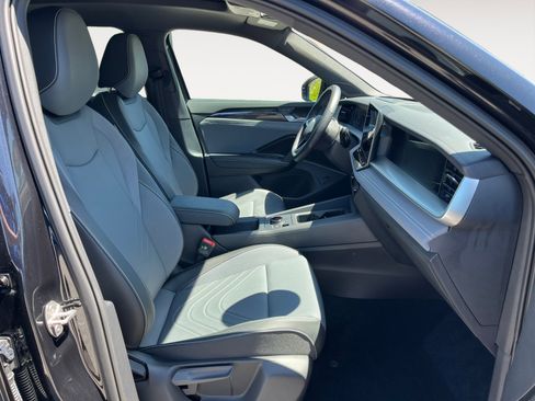 Certified 2025 Volkswagen Tiguan SE R-Line AWD/4WD image 18