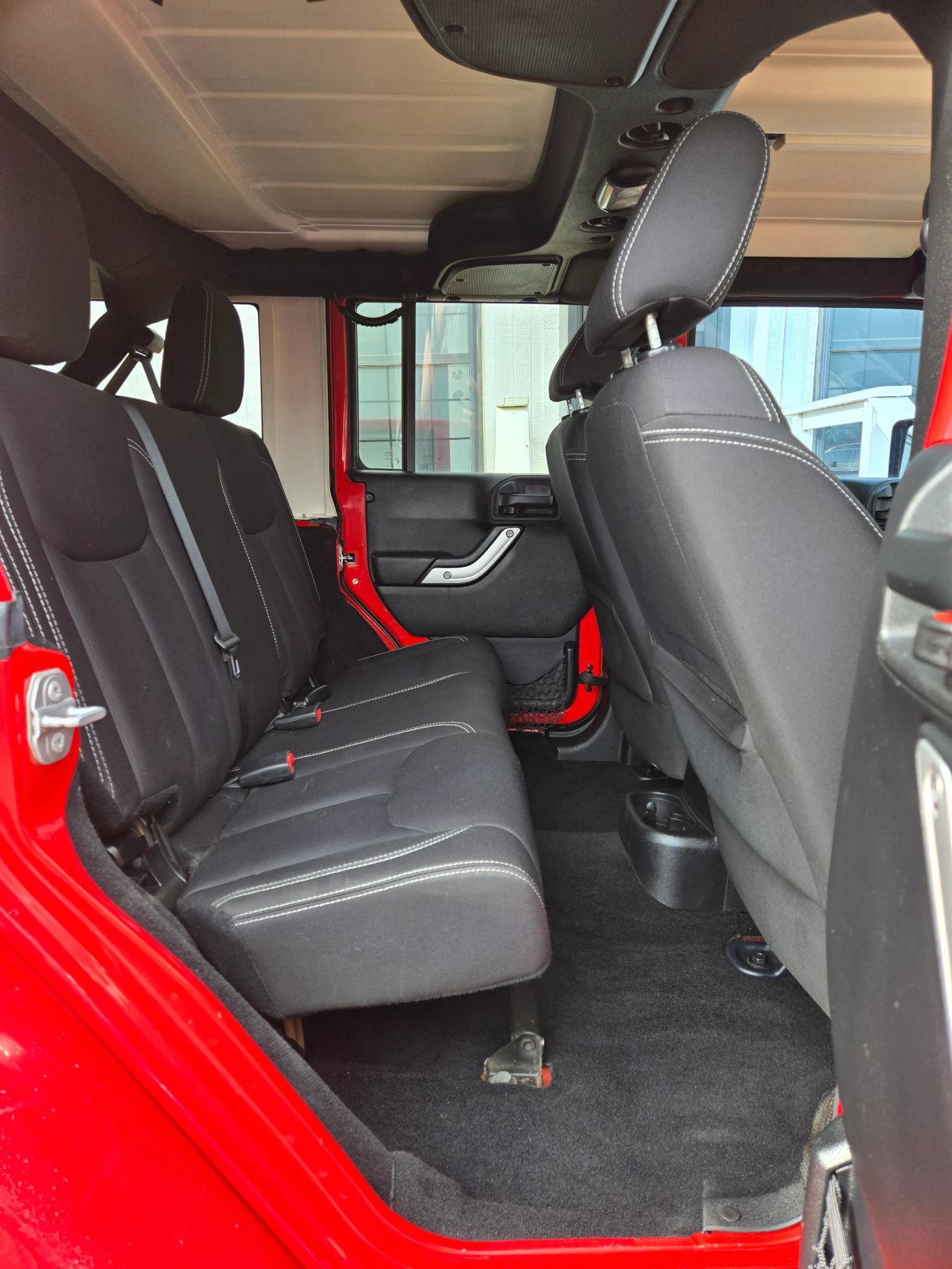 Used 2015 Jeep Wrangler Unlimited Rubicon w/ Connectivity Group AWD/4WD image 13