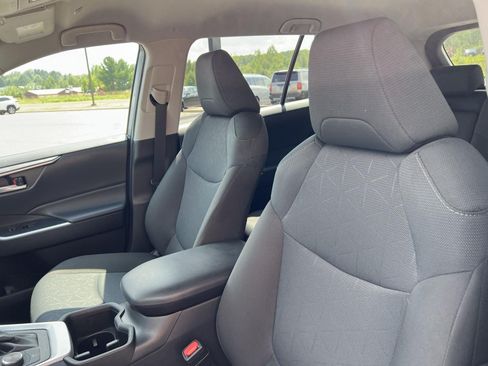 Used 2025 Toyota RAV4 XLE AWD/4WD image 18