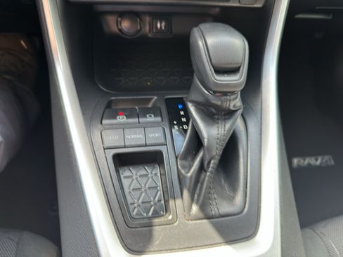 Used 2019 Toyota RAV4 XLE w/ Convenience Package FWD image 18