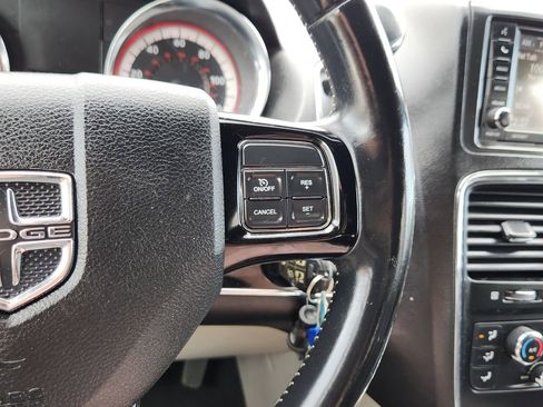 Used 2019 Dodge Grand Caravan SXT FWD image 26