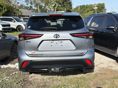 Used 2024 Toyota Highlander XLE FWD image 8