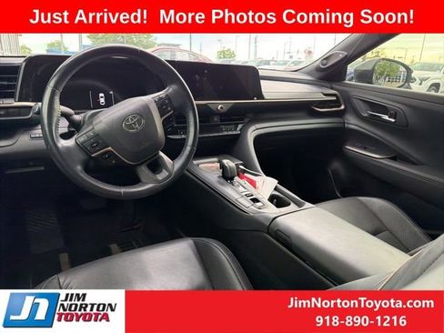 Used 2023 Toyota Crown Limited image 9