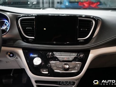 Used 2022 Chrysler Pacifica Touring-L image 17
