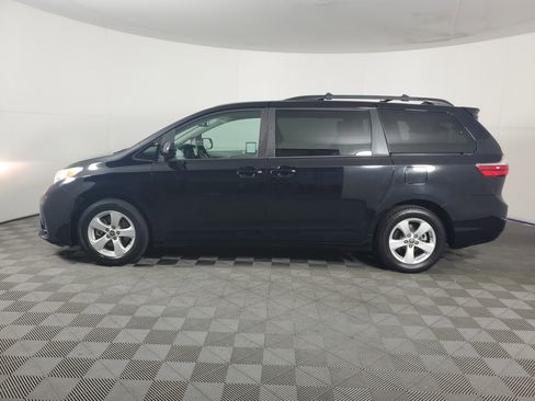 Used 2020 Toyota Sienna LE w/ Carpet Mat Package FWD image 7