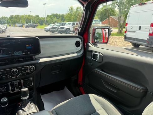 Used 2025 Jeep Wrangler Unlimited Sahara w/ Safety Group AWD/4WD image 36