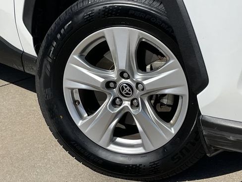 Used 2020 Toyota RAV4 XLE FWD image 9