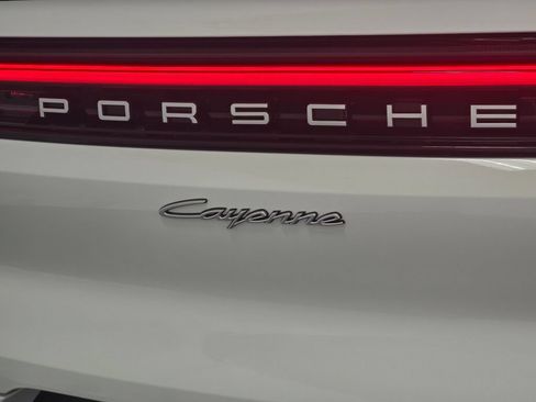 Certified 2025 Porsche Cayenne E-Hybrid Coupe AWD/4WD image 24