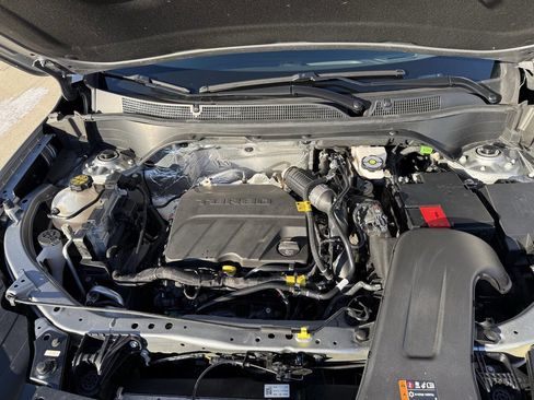 Used 2025 Chevrolet Trax LT w/ LT Convenience Package image 9