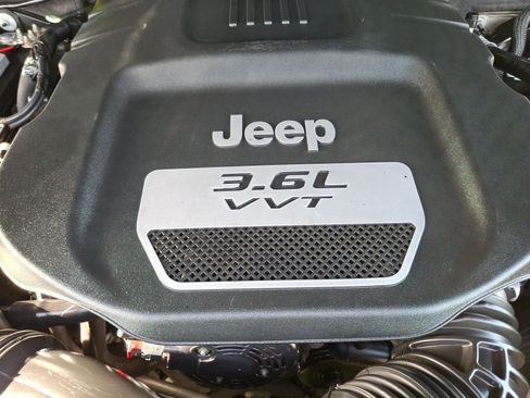 Used 2014 Jeep Wrangler Unlimited Rubicon w/ Connectivity Group image 27