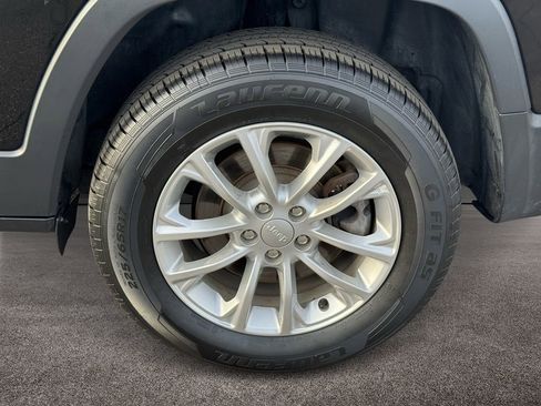 Used 2019 Jeep Cherokee Latitude w/ Popular Appearance Group image 7