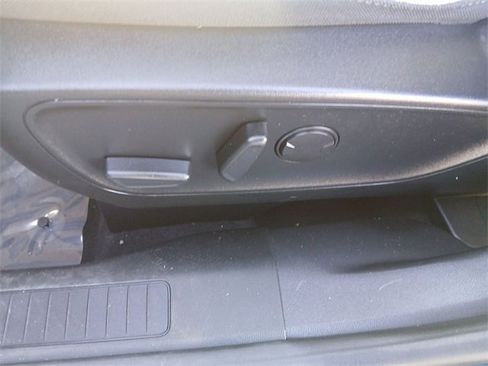 Used 2020 Ford Escape SE image 12