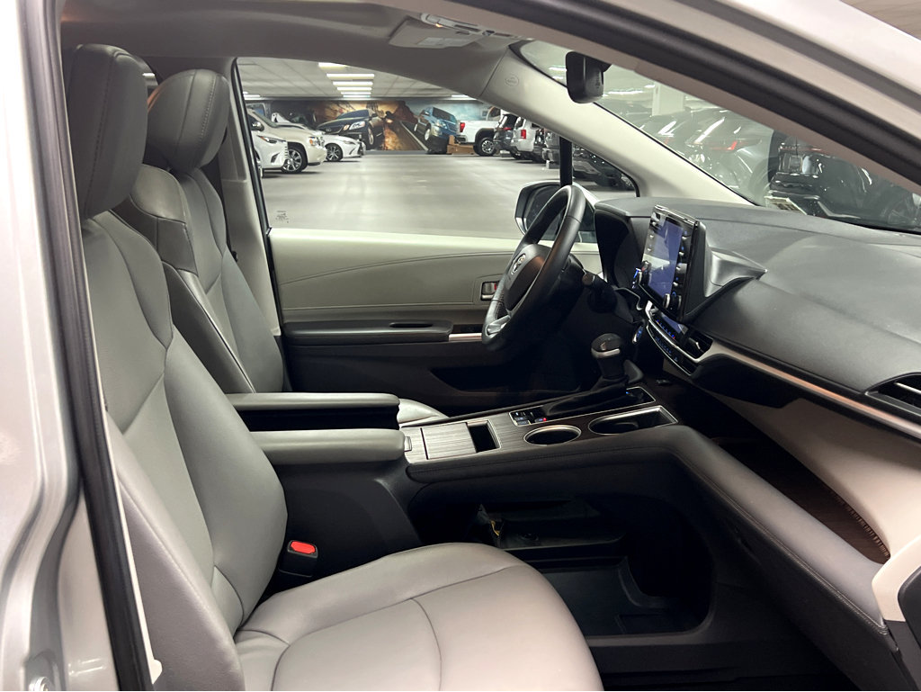 Used 2022 Toyota Sienna XLE AWD/4WD image 25