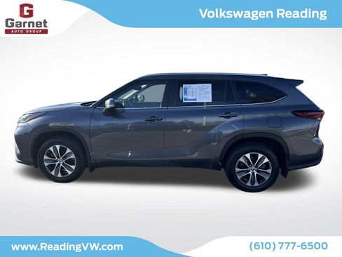 Used 2024 Toyota Highlander XLE image 2