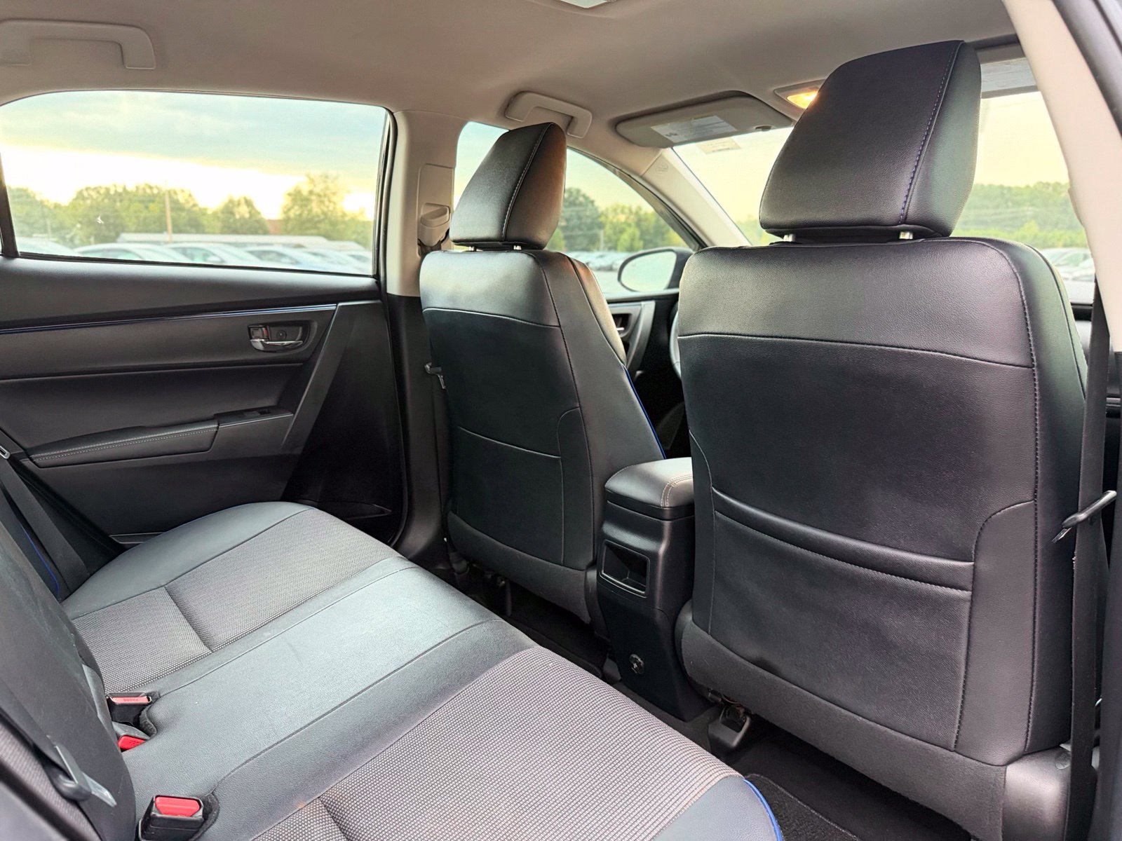 Used 2018 Toyota Corolla SE FWD image 23