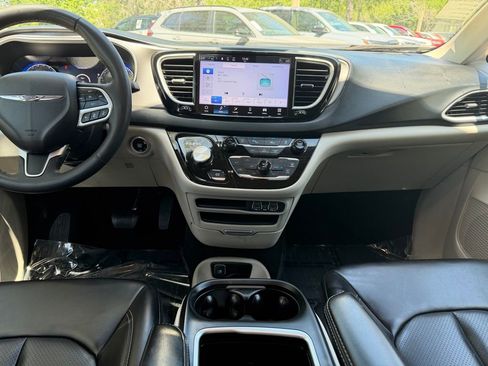 Used 2023 Chrysler Pacifica Touring-L FWD image 14