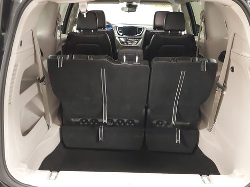 Used 2024 Chrysler Pacifica Touring-L image 27