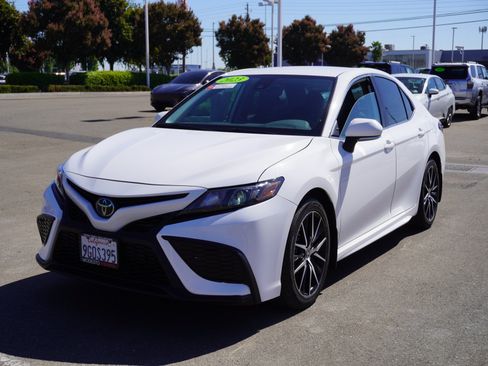Used 2023 Toyota Camry SE FWD image 5