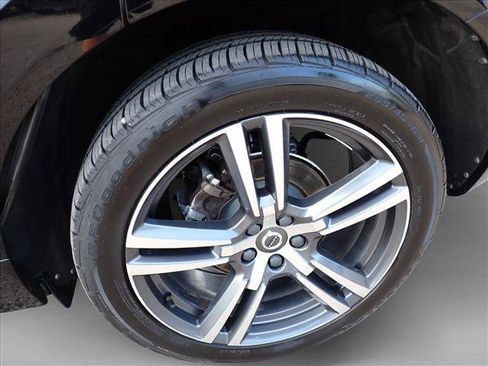 Used 2019 Volvo XC60 T5 Momentum w/ Multimedia Package AWD/4WD image 7