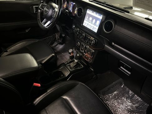 Used 2020 Jeep Gladiator Overland image 15