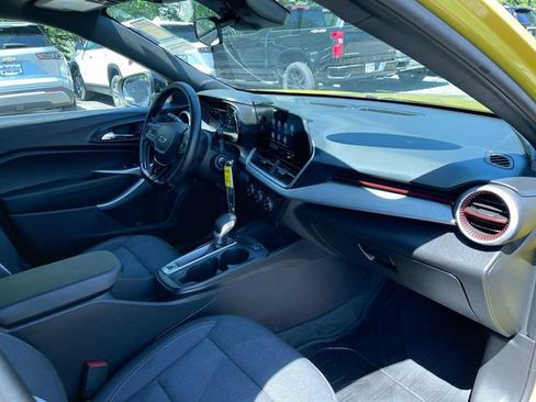 Used 2025 Chevrolet Trax RS FWD image 26