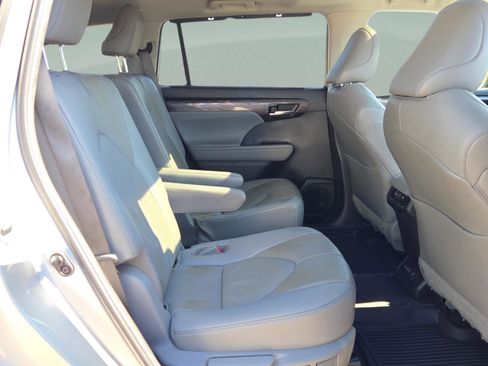 Used 2023 Toyota Highlander L image 19