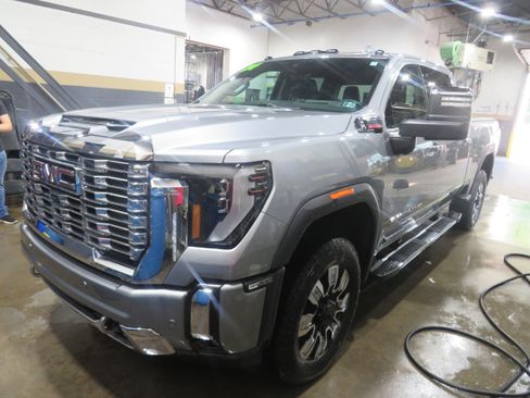 Used 2024 GMC Sierra 3500 Denali w/ Denali Reserve Package AWD/4WD image 3
