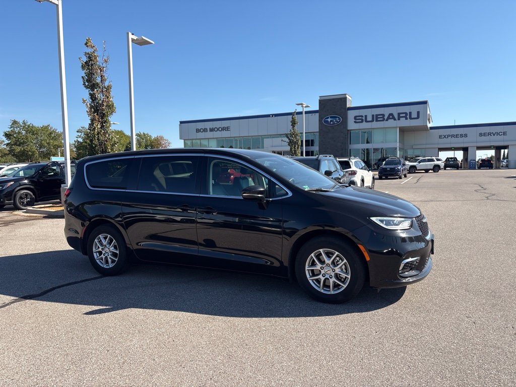 Used 2024 Chrysler Pacifica Touring-L FWD image 1