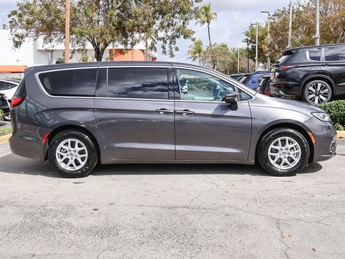Used 2023 Chrysler Pacifica Touring-L image 19