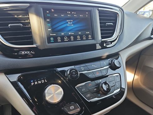 Used 2020 Chrysler Pacifica Touring w/ Cold Weather Group image 9