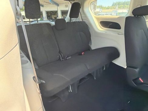Used 2018 Chrysler Pacifica Touring Plus w/ Tire & Wheel Group FWD image 13