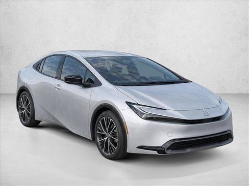 Used 2023 Toyota Prius XLE FWD image 3